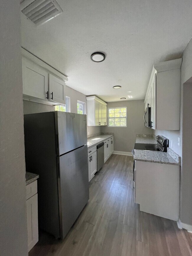 Building Photo - Charming Upstairs 2/1 - Available Now! Unit Upstairs- (OWNER SELLING) Rental