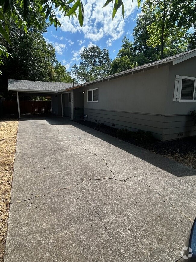 Building Photo - 1570 Warner St Rental