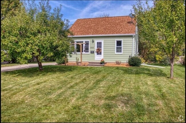 Building Photo - Charming 3-Bedroom Home in the Village of ...