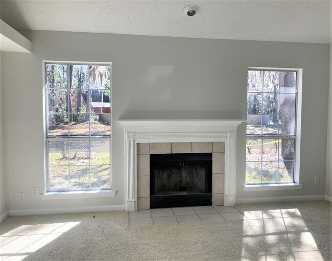 Photo - 105 Laurens Ln