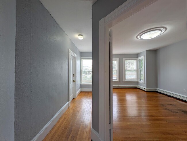 Building Photo - 322 Beacon St Unit 2 Rental