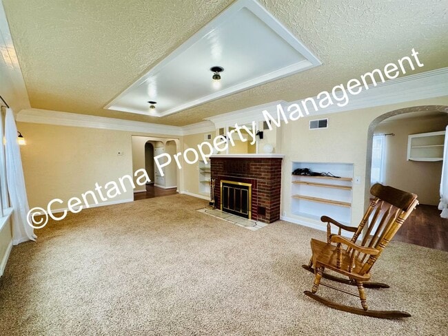 Photo - 301 W 2nd St Unidad Main