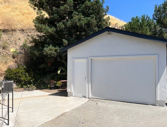 Building Photo - 365 Morrison Canyon Rd