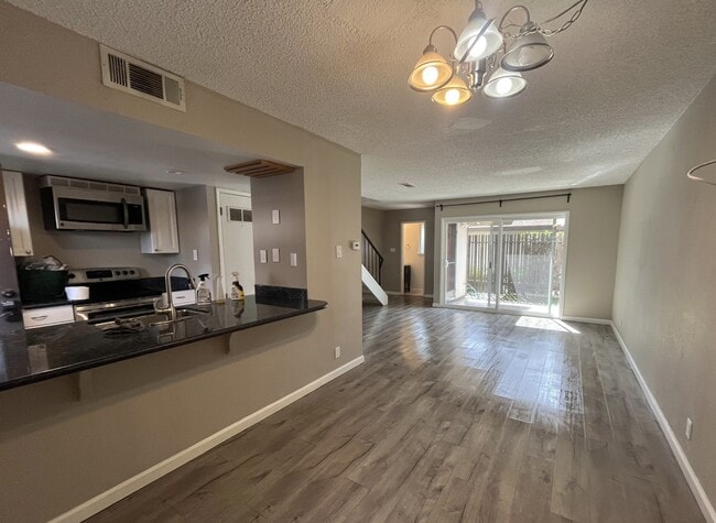 Photo - 5472 Roundtree Pl