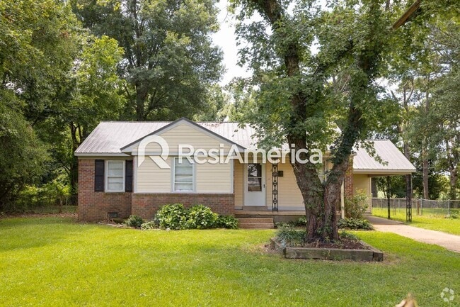 Building Photo - Charming 3BR Home – Spacious Yard & Great ...