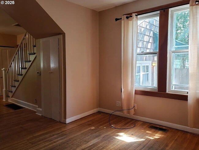 Photo - Large 6 Bedroom Close to UofO Campus