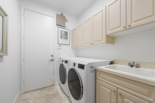 8080 Sandhill Ct