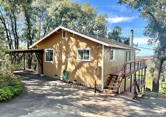 Building Photo - Charming 3-Bedroom Retreat with Modern Upd... Rental