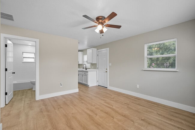 Building Photo - 518 N 10th St Rental