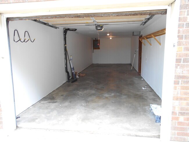 Photo - 1021 N Kiger Rd
