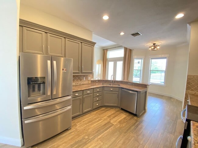 Photo - 600 Lakescape Ct