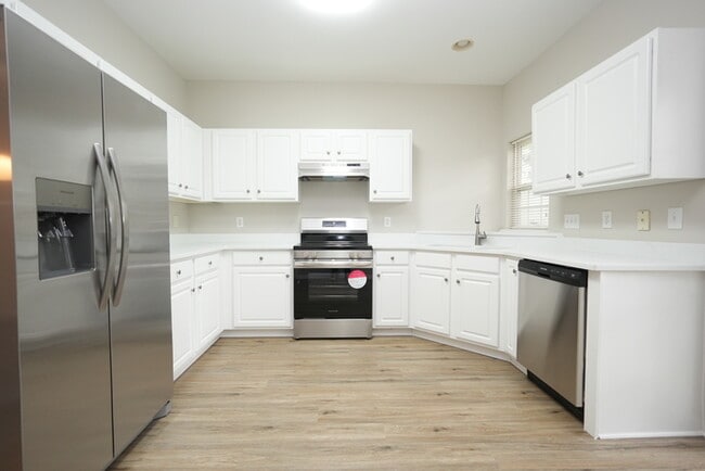 Charming 3-Bedroom, 3-Bathroom Townhome - Charming 3-Bedroom, 3-Bathroom Townhome