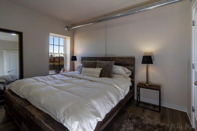 2BR, 1BA - 800SF, Second Bed