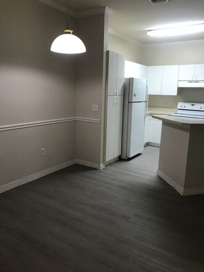 Building Photo - 3605 Conroy Rd Unit 513