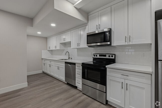 2BR, 2BA - 950SF - Kitchen - Highland Parc North - Near UCR