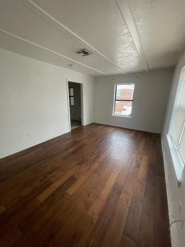 Photo - 2 BED 1 BATH DUPLEX FOR LEASE
