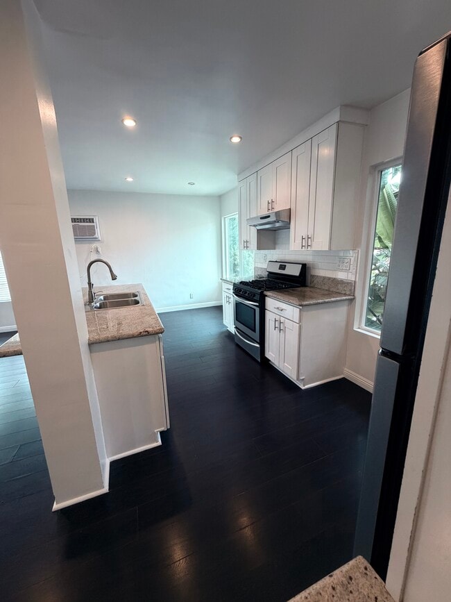 Kitchen - 123 S St Andrews Pl Unit #20