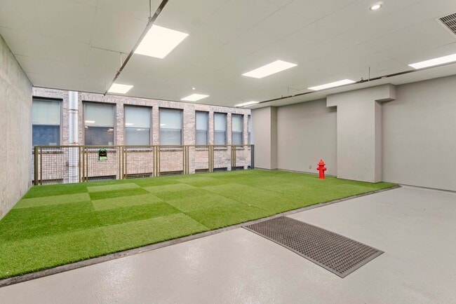 Photo - 635 S Clark St