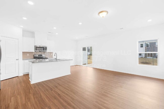 Photo - 790 Earhart St NW