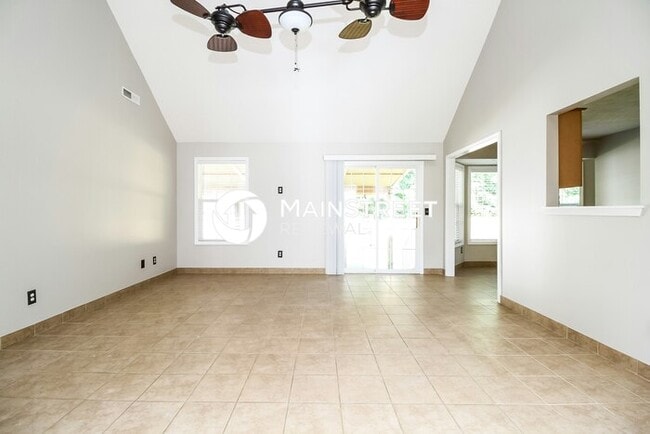 Photo - 3 Bedroom Pet-Friendly Home in La Vergne, TN with Main Street Renewal