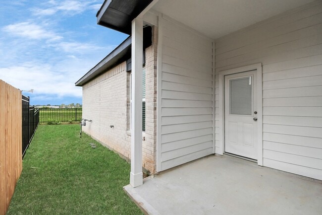 Photo - Welcome to the Elm — Single-Level Charm, Modern Style.