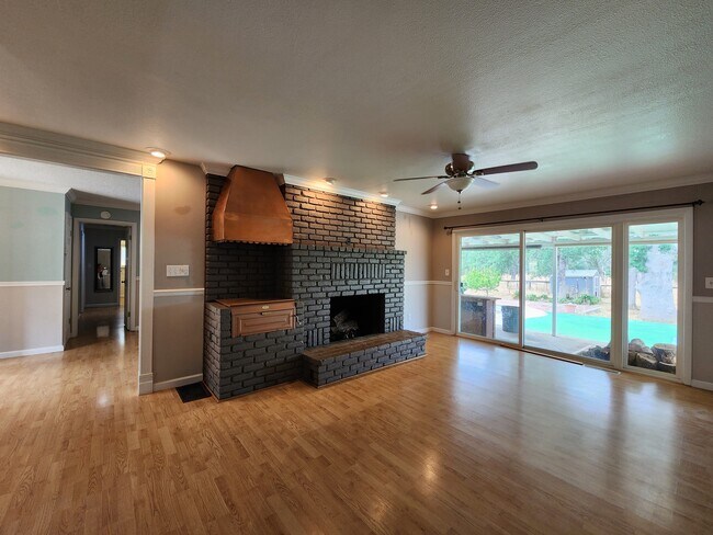 den - 17265 Snively Rd