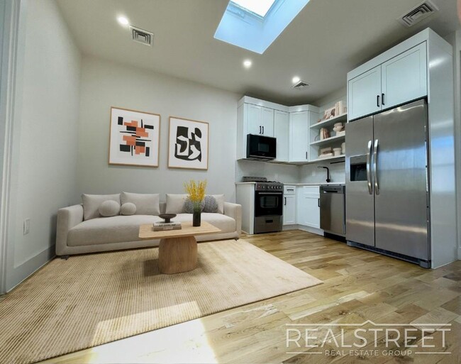 Photo - Stunnging NEW 4 Bed floor trhu in Bed Stuy/Ocean Hill with in unit W/D! Unidad 3