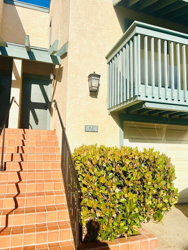 LA JOLLA VILLAGE LIVING! SPACIOUS 3BD/2.5B... Townhome Townhome
