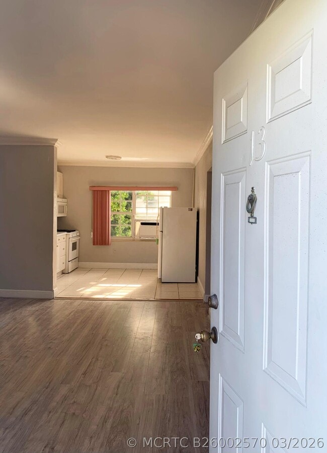 Building Photo - 555 SW 16th Ave Unit 13