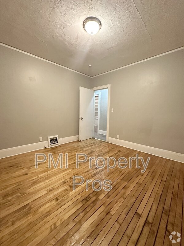 Building Photo - 2525 N 45th St Rental