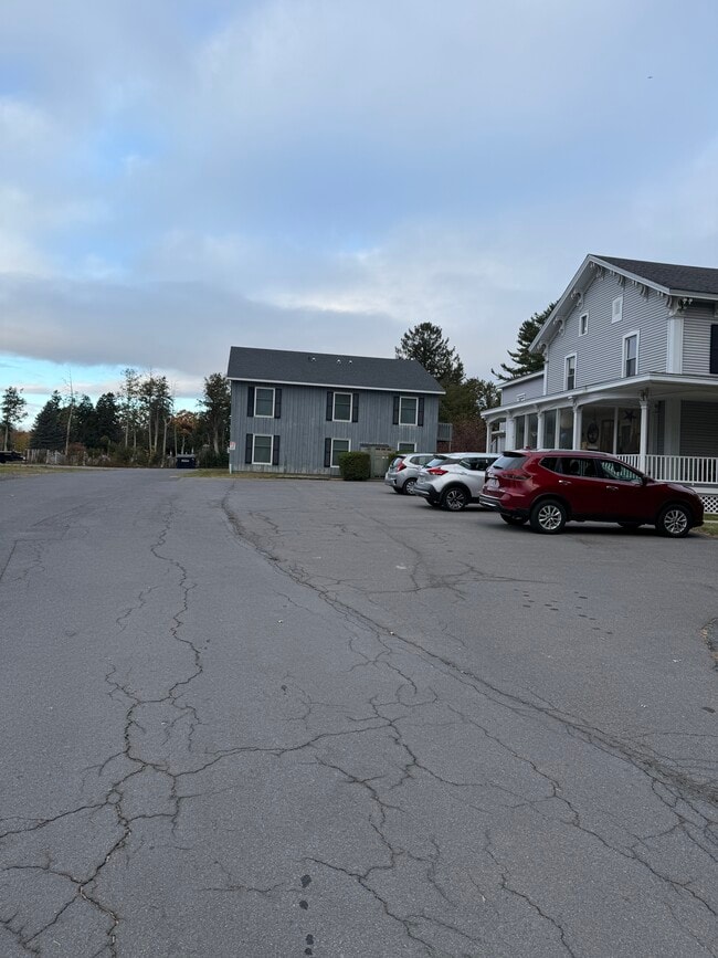 Side Parking Area - 5059 S Catherine St Apartamentos Unidad IronGate