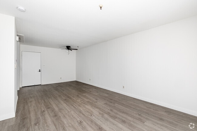1BR, 1BA - 730SF - Living Room