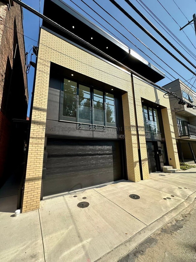 Building Photo - 1403 Sarah St Unit 2