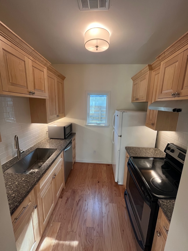 Full kitchen - 4388 Varsity Ln Unit A
