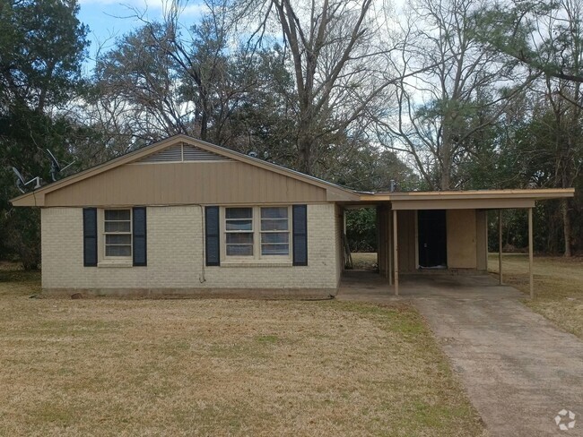 Building Photo - 3 bedroom/ 1.5 bath Rental