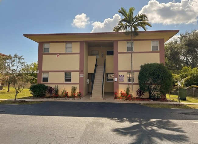 Building Photo - 825 SW 10th St Unit C
