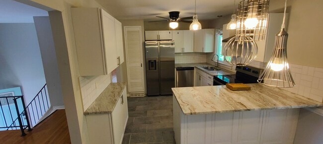 Photo - Renovated, Spacious Split Foyer homme