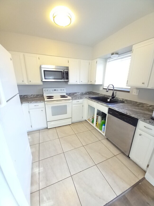 KITCHEN - 3136 Moonbeam Cir S Unit UPSTAIRS RT