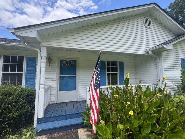 Photo - Beautiful 3BR Home for Rent in Toccoa, GA with Fenced Yard & 2-Car Garage