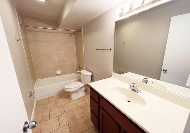 Building Photo - 525 Lowell Ave Unit 525-13