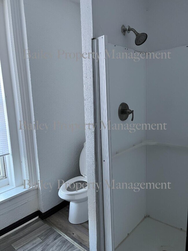 Photo - 329 E Oak St