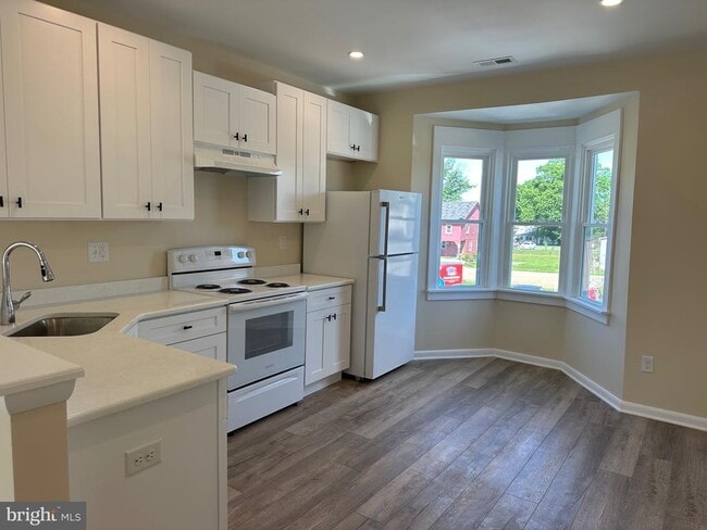 Building Photo - 319 W Ridge Pike Unit 200