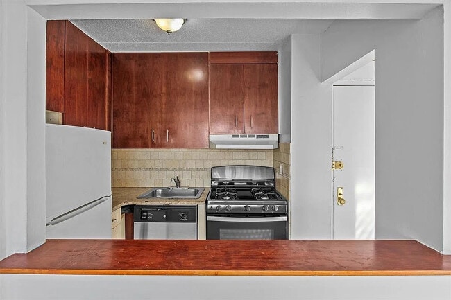 Building Photo - Stunning 1-Bedroom Condo Available Now Unit 10J