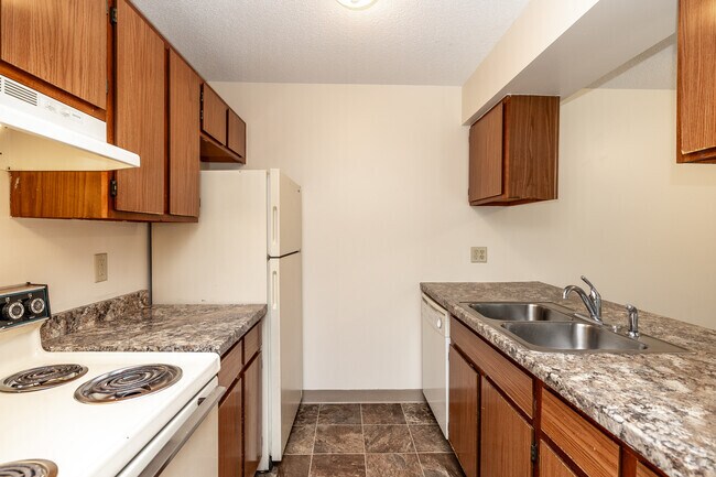 2BR, 1BA - 825SF - Kitchen