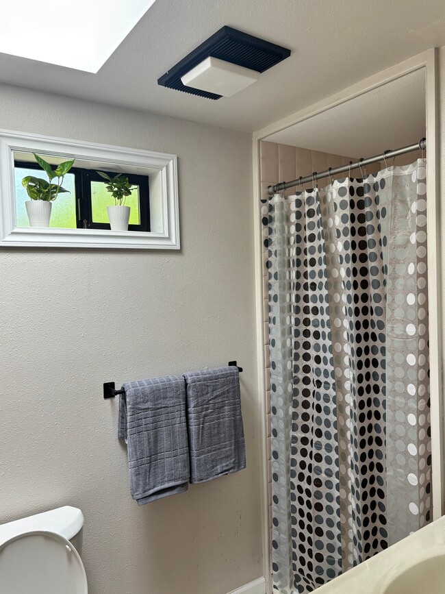 Photo - 1405 W 10th St Unidad A
