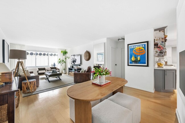 Photo - 175 W 12th St