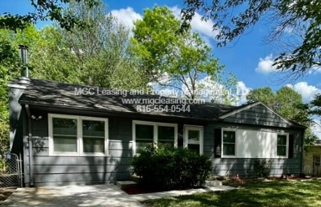 Building Photo - SINGLE FAMILY HOME WITHIN WALKING DISTANCE...