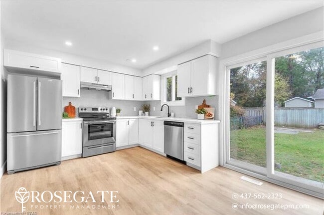 Photo - Charming 3-Bedroom Detached Home with Backyard & 3 Parking Spots – Pet Friendly – London