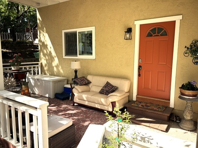 Puerta principal - 1340 Hospital Rd Unidad B