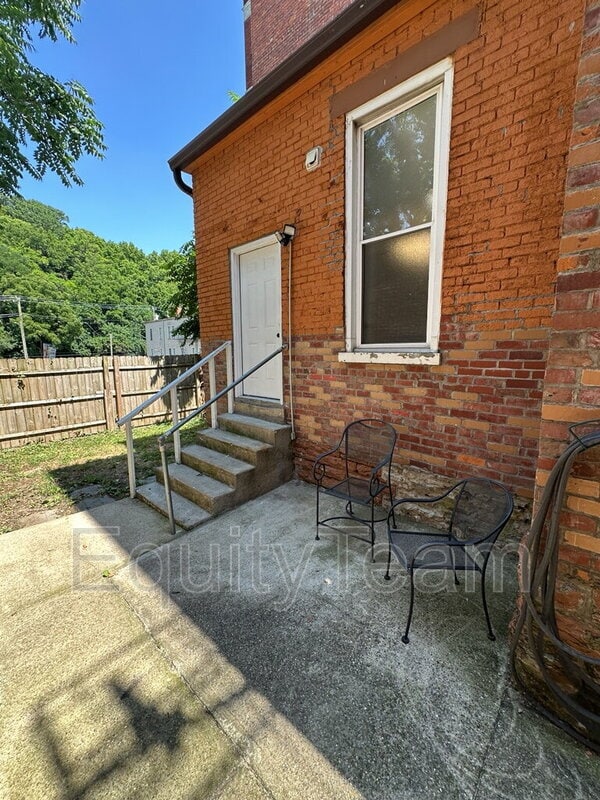 Building Photo - 2153 Loth St Unit Apt 1